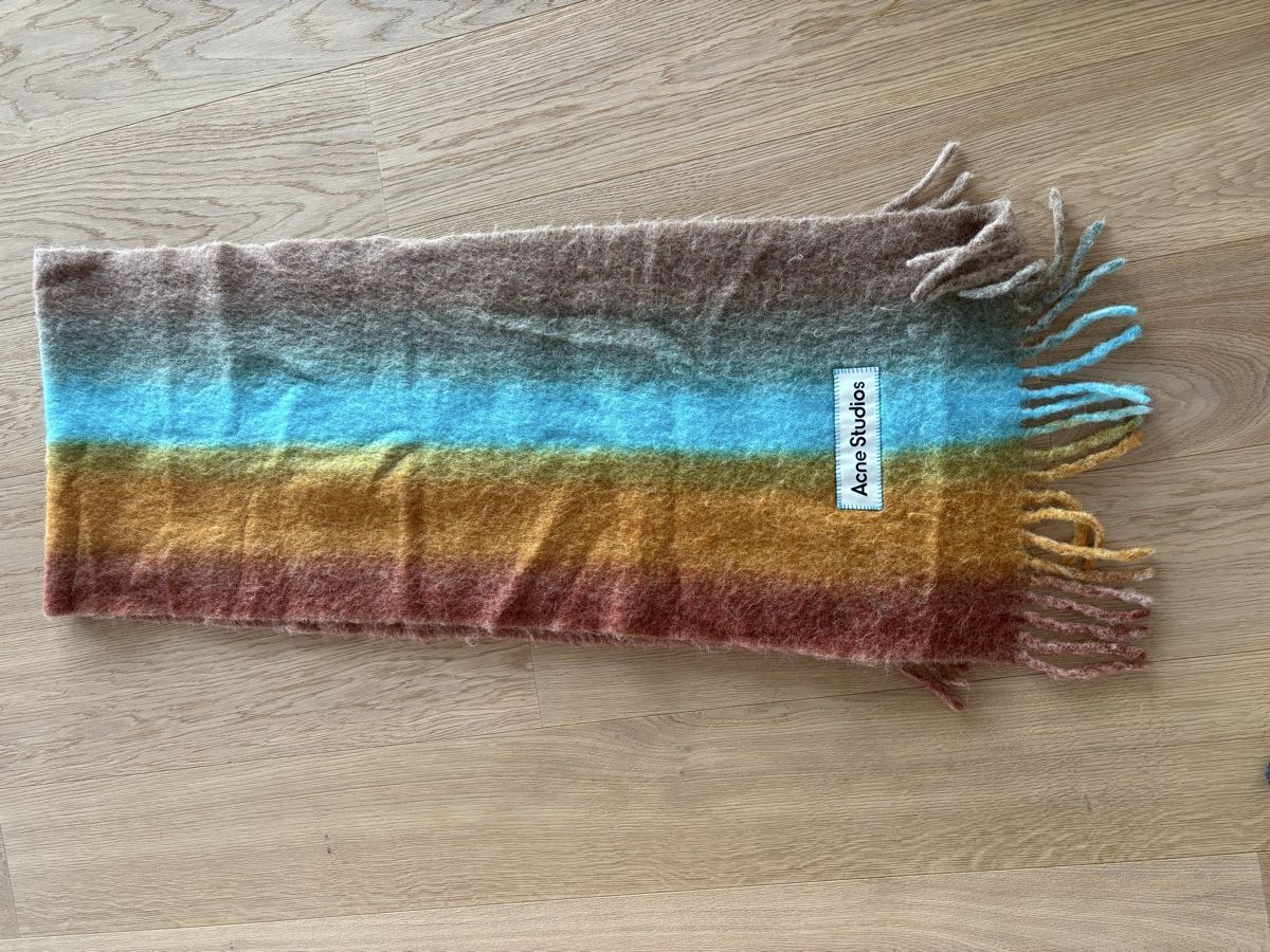 Acne Studios Foulard & Sciarpe: Acne studios large wool scarf – Nuovo (secondo la descrizione) da St. Gallen venduto da ott_f827