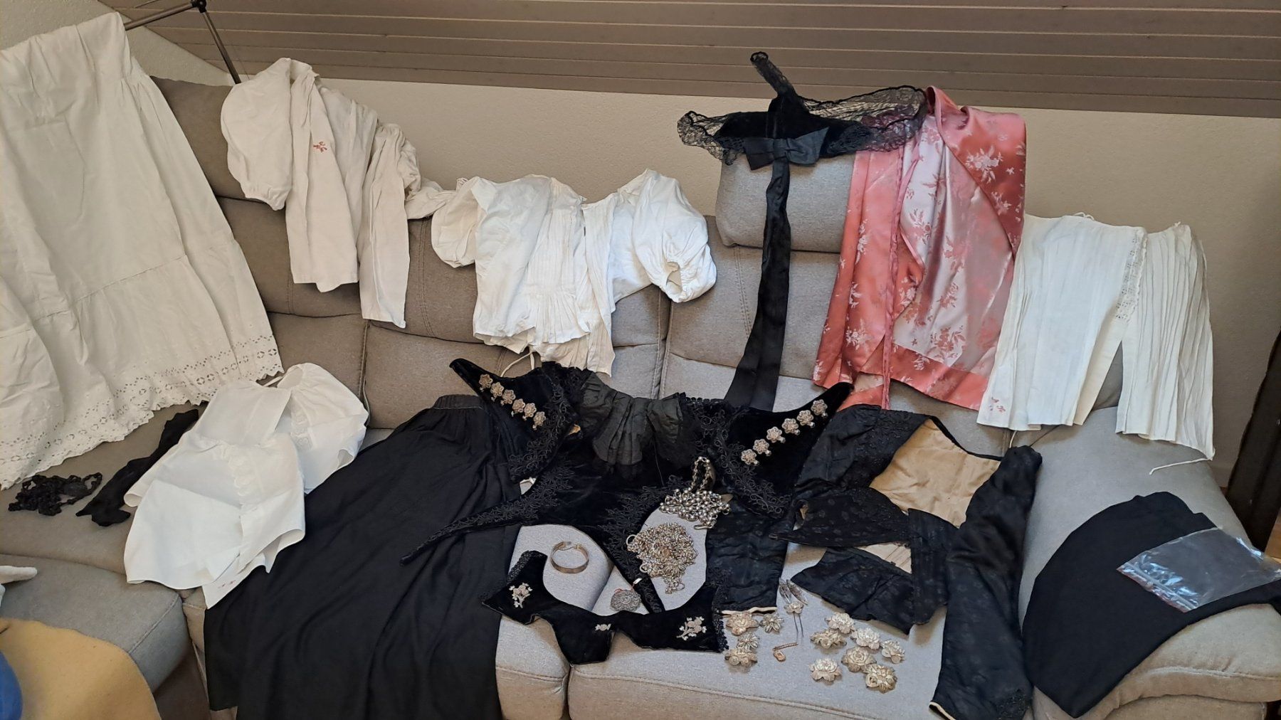 Vestiti: Alte schwarze Berner Festtagstracht – Usato da Subingen venduto da pat_j5m9 2