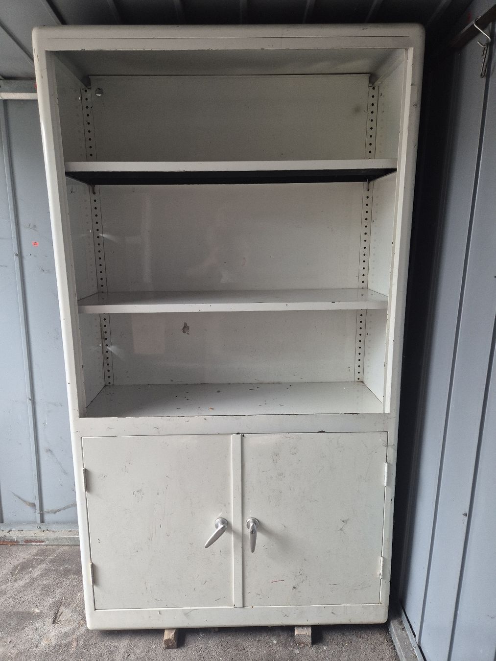 Armadi: Eisenschrank – Usato da Krattigen venduto da lubu02
