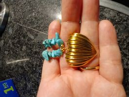 Halskette mit Türkis und Muschel Anhänger, Goldfarben