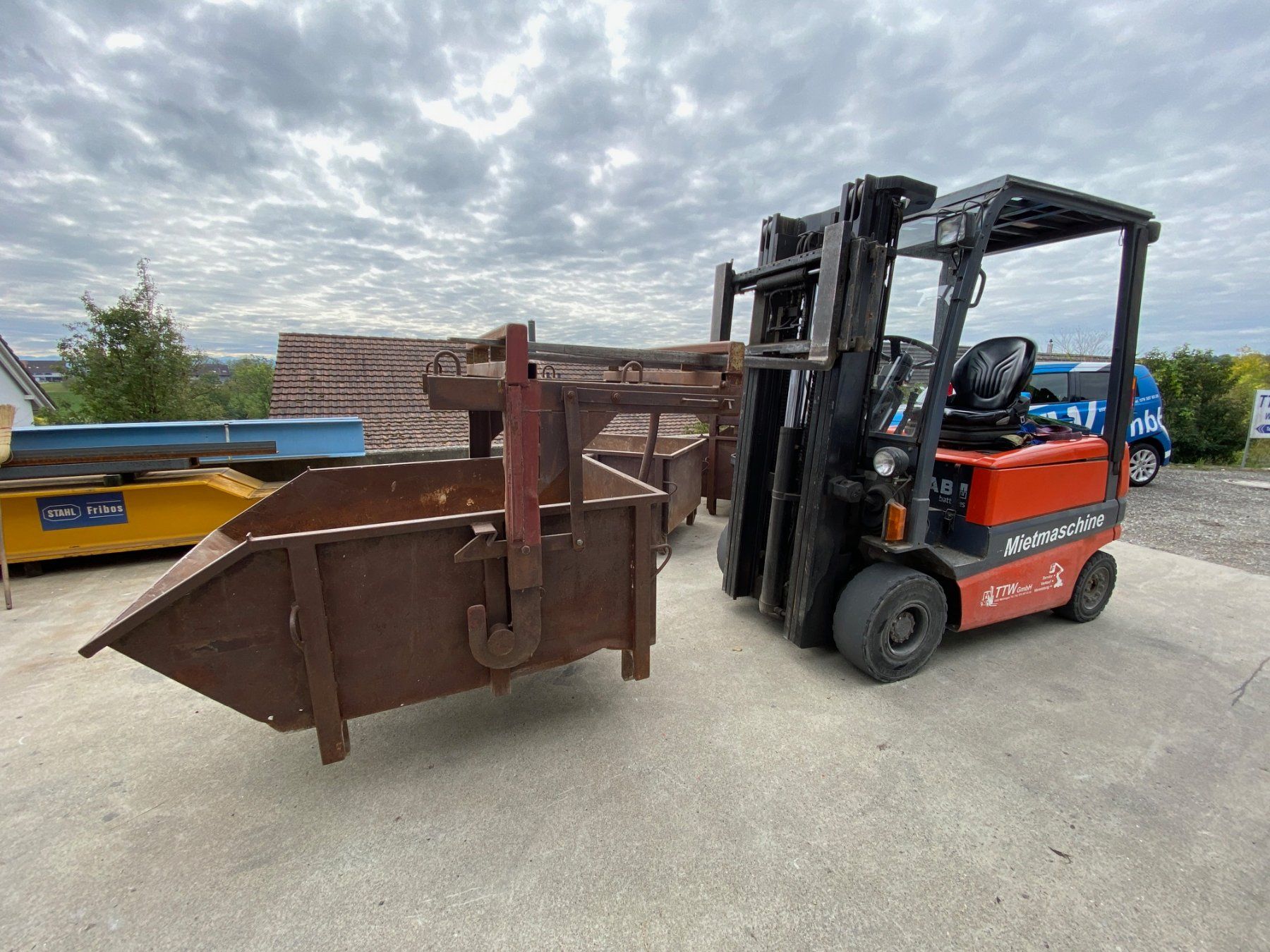 Camions-bennes: Schuttmulden mit Kippgerät im Set – D'occasion à Weiningen TG par TTW_GmbH 1