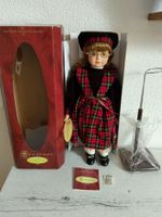 Porzellanpuppe Symphony "Christine" mit Sockel