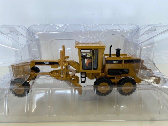Caterpillar Kit di modellismo & Modellini statici: Metall Modell CAT 140H Motor Greader 1/50 – Nuovo e nell'imballaggio originale da Urtenen-Schönbühl venduto da Fly67 5