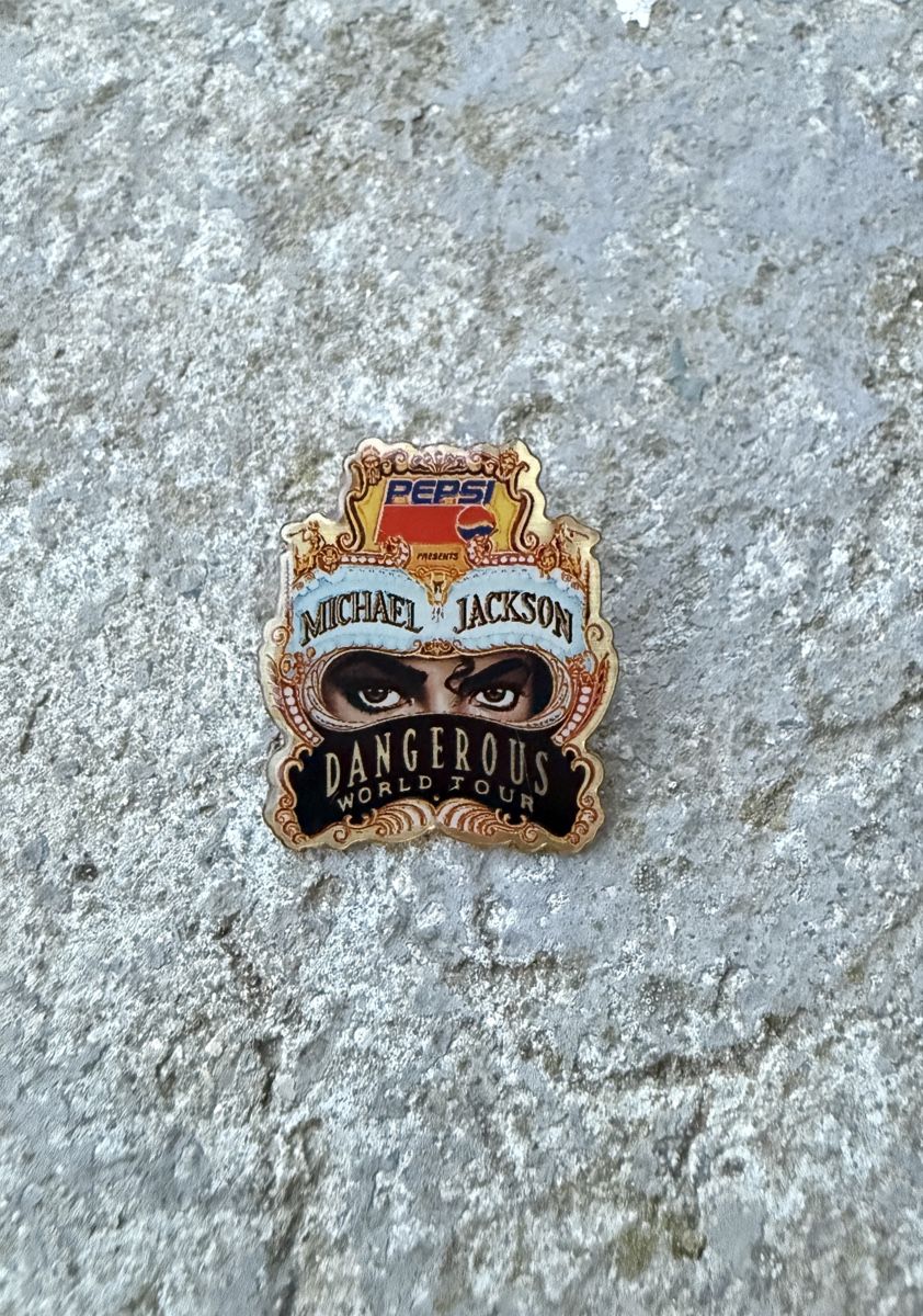 Broschen & Nadeln: Michael Jackson Pepsi Pin – Gebraucht aus Allschwil von Collector.Shop.Swizz