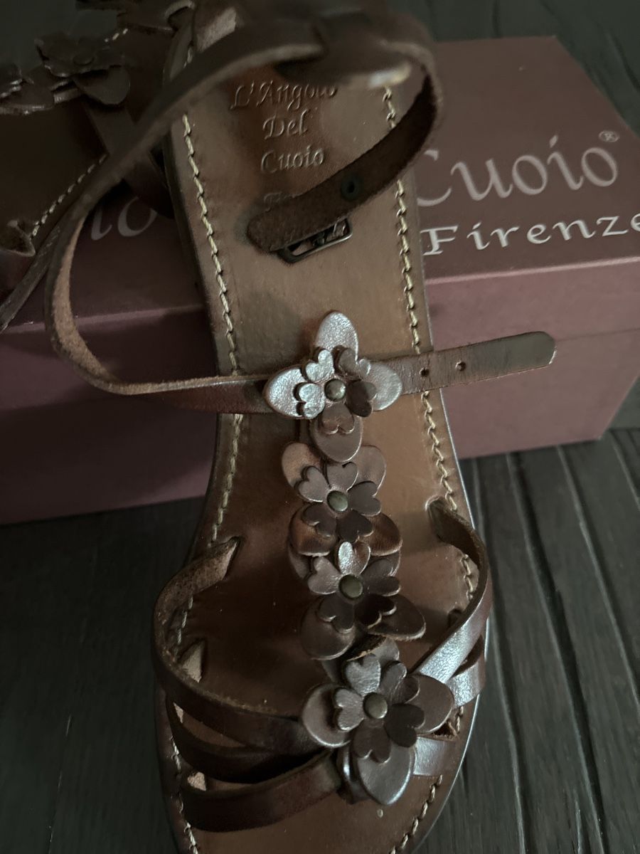 Scarpe da donna: Neuwertig, Sandalen Größe 37 mit Blümchen – Nuovo (secondo la descrizione) da Kreuzlingen venduto da boston010 1
