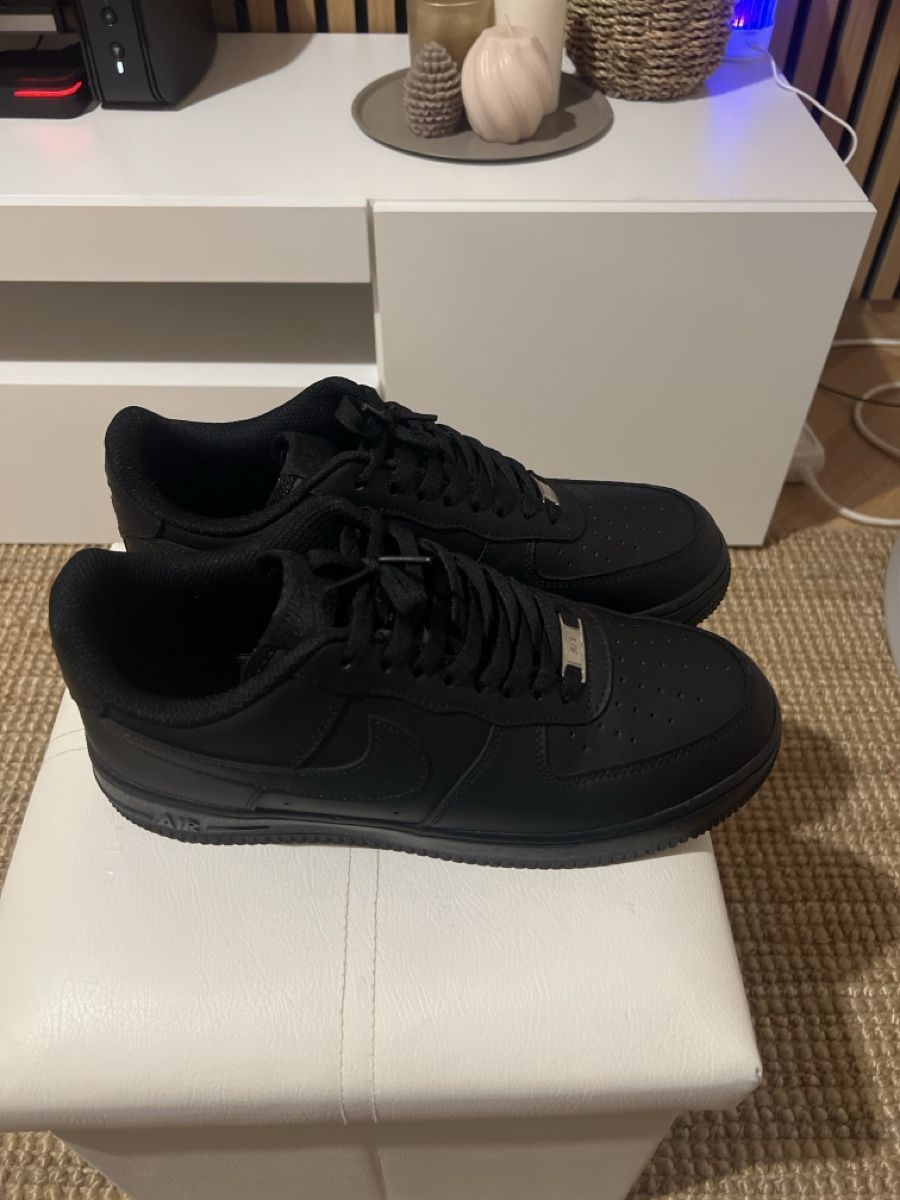 Nike Scarpe da uomo: Nike Air Force 1 Low All Black 42 – Nuovo (secondo la descrizione) da Genève venduto da Beduxo 2