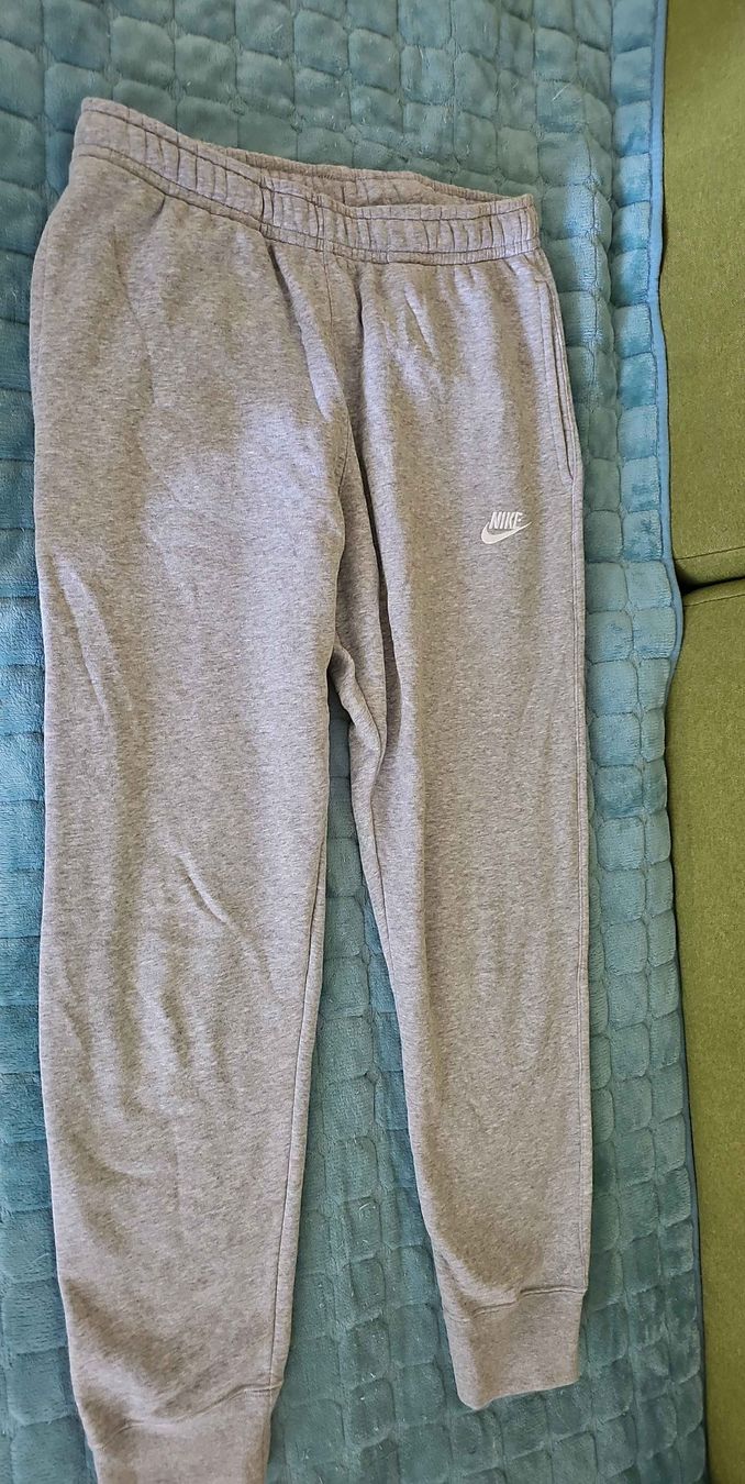 Nike Pantaloni: Nike Trainingshose Grau Grösse M gebraucht – Usato da Kriens venduto da fat_6ghn