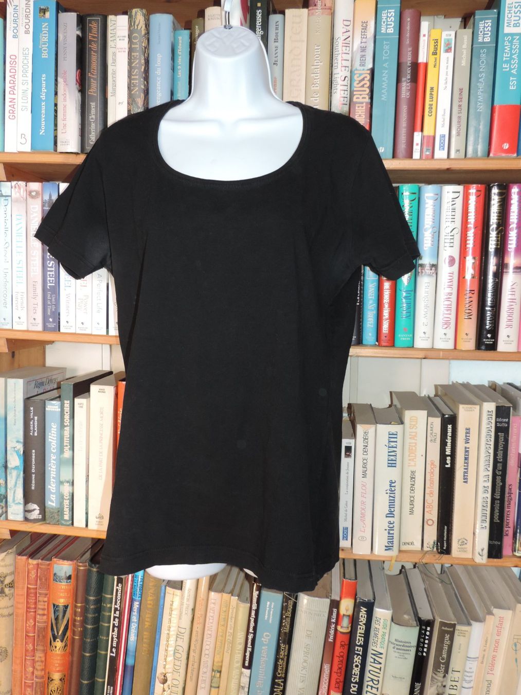 T-shirt: t-shirt stretch noir – Usato da Genève venduto da Axelle333 2