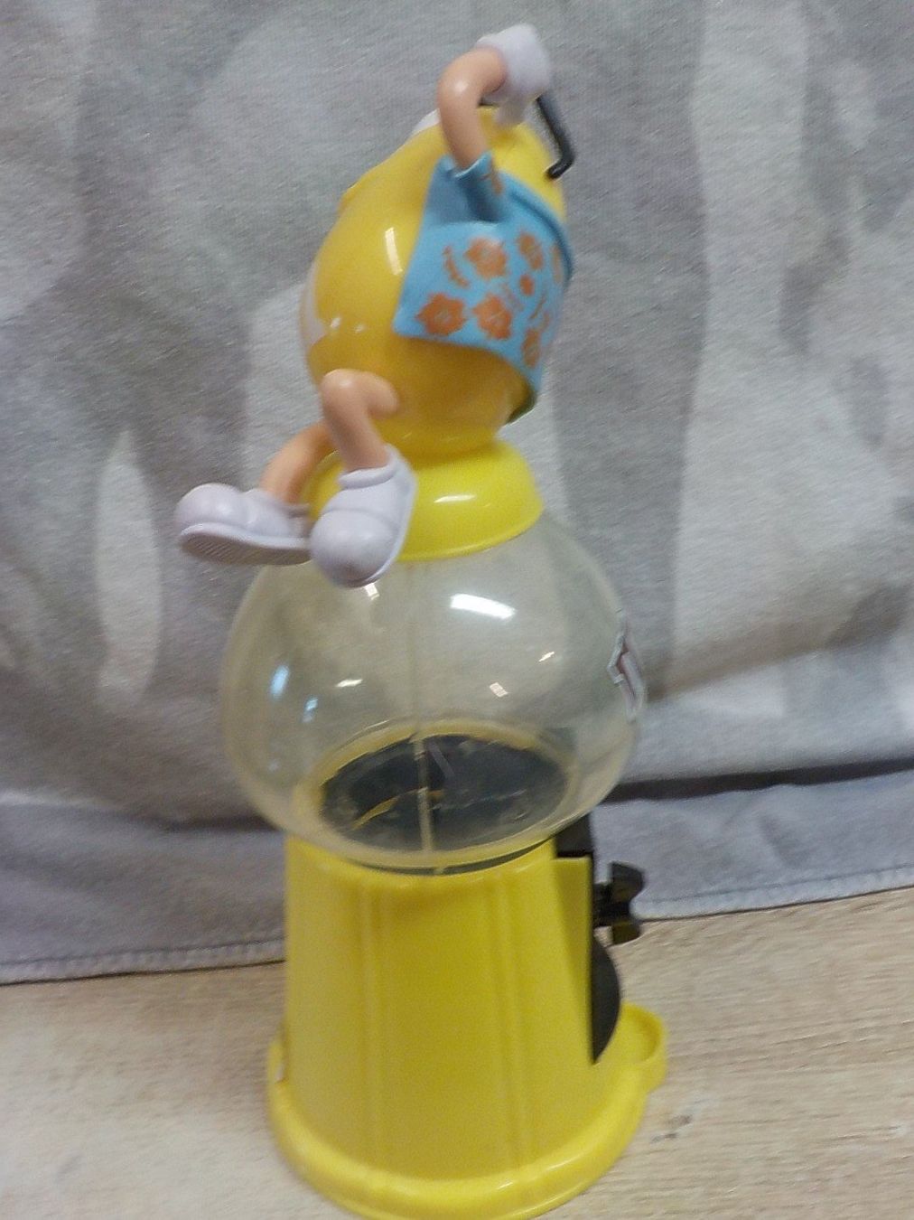 Statuette: M&M's Spender gelb, Sommer Edition, – Usato da Bülach venduto da Freieck 2