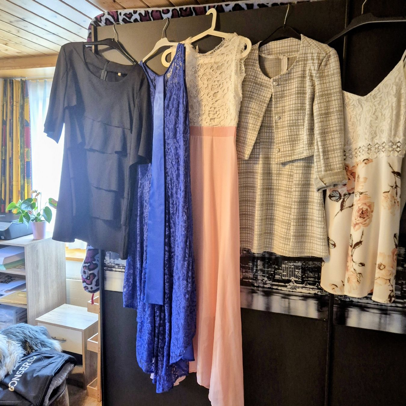 Lotti di vestiti: Damenkleider – Usato da näfels venduto da vrenit