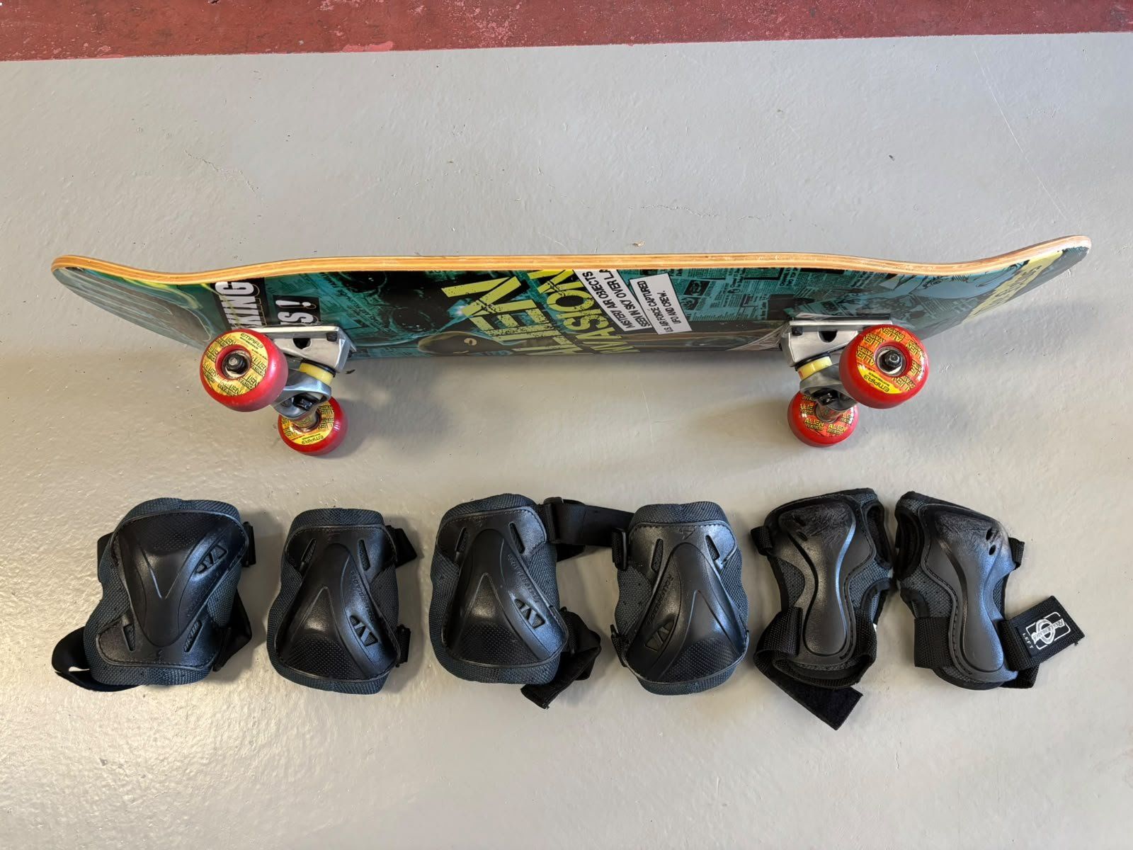 Skateboards: Skateboard mit Protektoren – Gebraucht aus Wangen an der Aare von Manumech