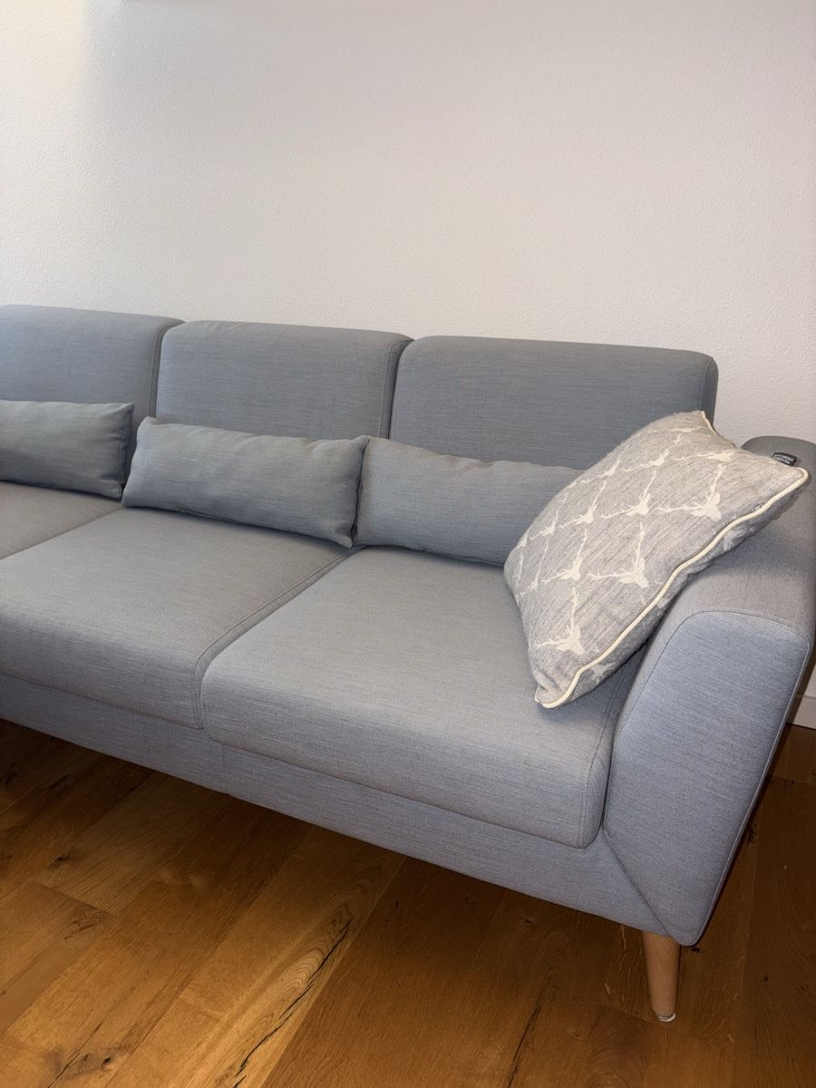Divani: Hellblaues Sofa mit Chaise Lounge - Kaum genutzt! – Usato da Dachsen venduto da ali_y5vh 1