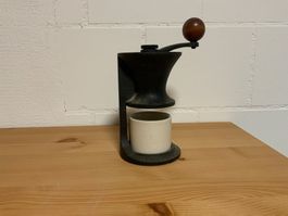 Kaffeemühle alt Metall mit Keramikbehälter 45 Zeichen