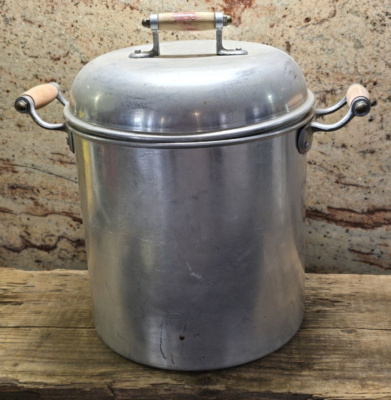 Flaschen: Antiker Topf mit Original Glasflaschen – Gebraucht aus Walkringen von Vanuca 1