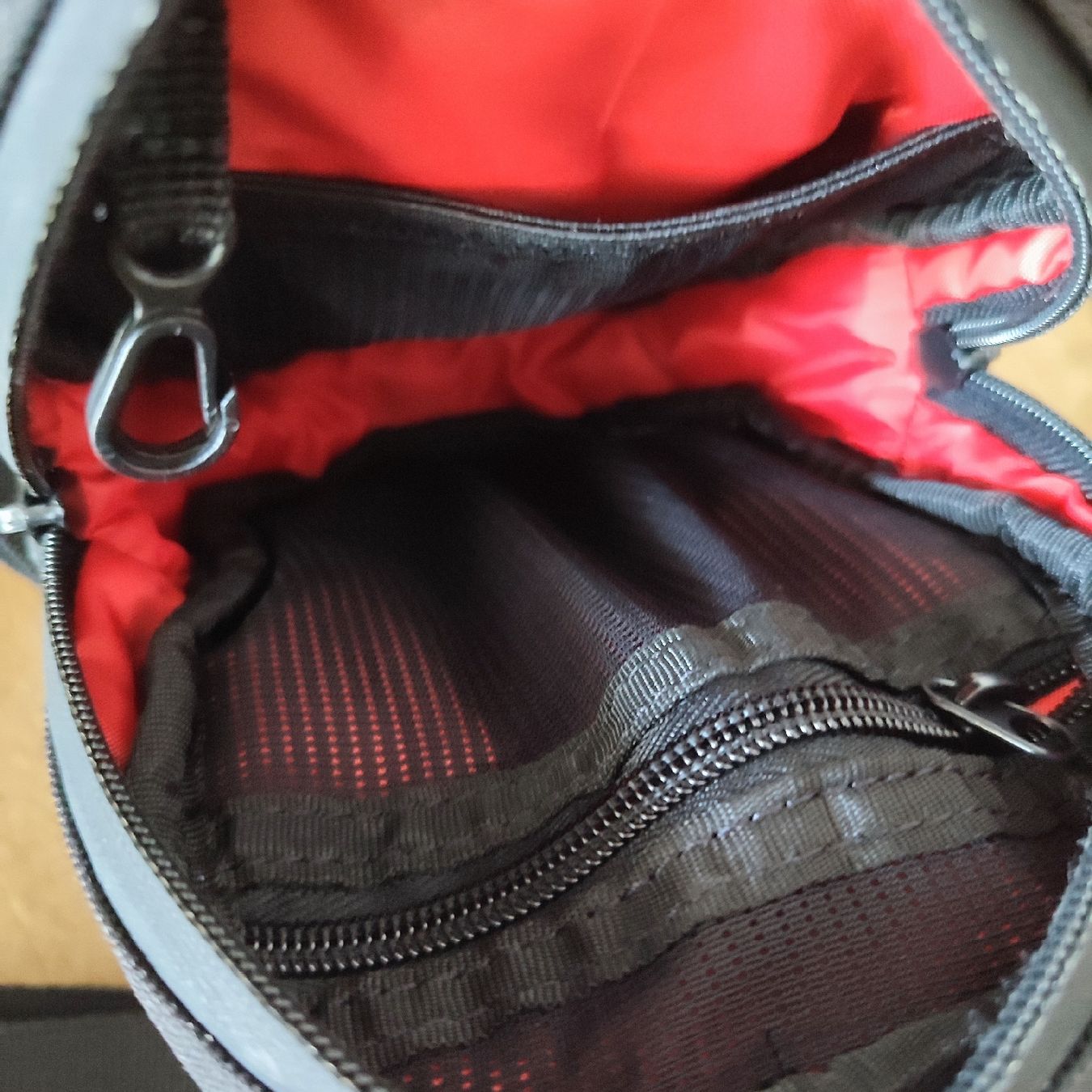 Dainese Sacs: Dainese Beintasche mit Tragegurt gebraucht – D'occasion à Wangen SZ par mystorage 2