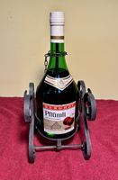 Schmiedeeiserner Flaschenhalter mit Pflümli Flasche Berghof