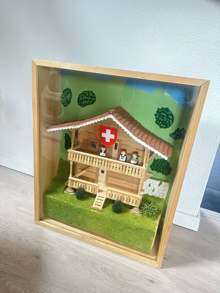 Foto & Immagini: Schweizer Chalet. Handarbeit, Modell im Glaskasten. – Usato da Rafz venduto da Tueni1 3