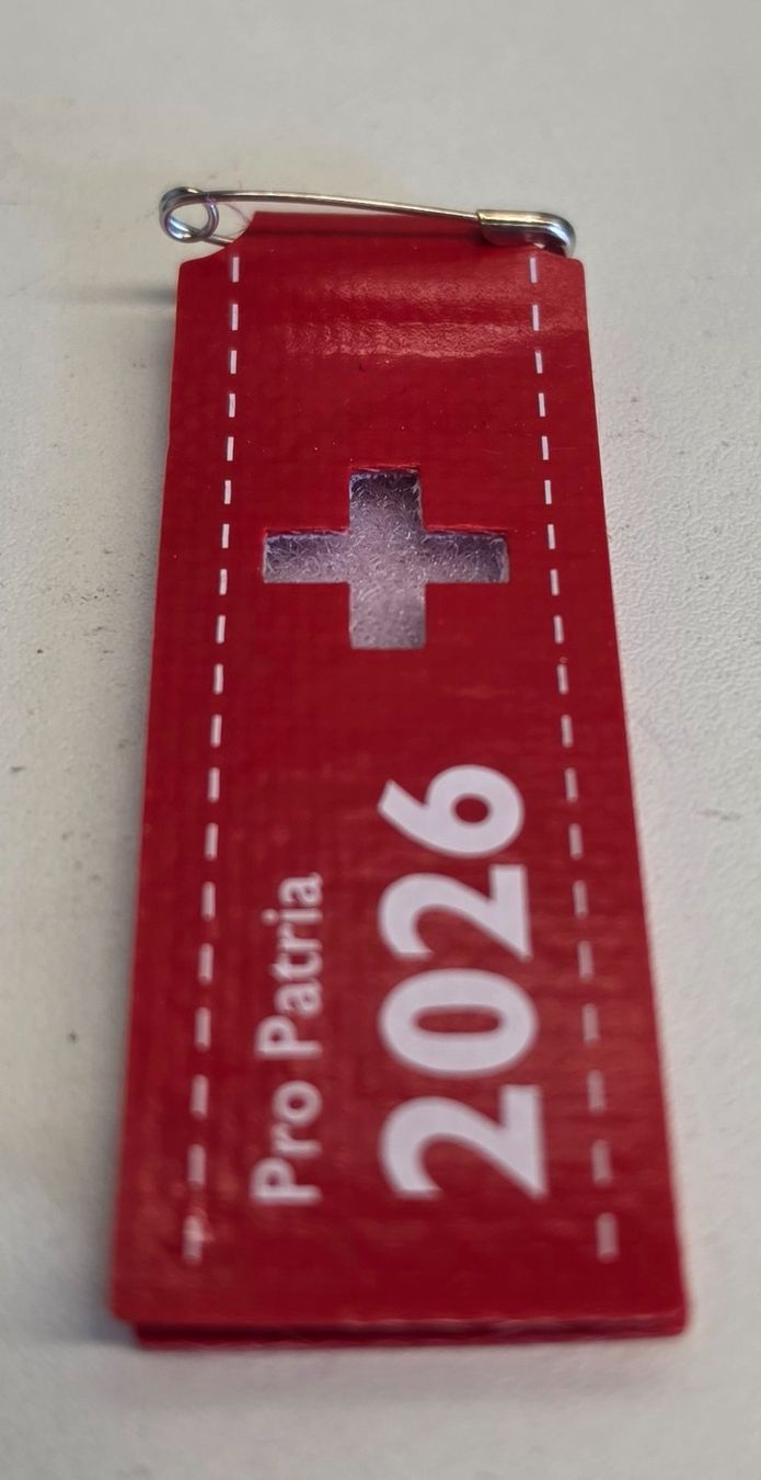 Placchette & Badge: 1. Augustabzeichen 2026 Pro Patria – Nuovo (secondo la descrizione) da Wettingen venduto da Alpinez