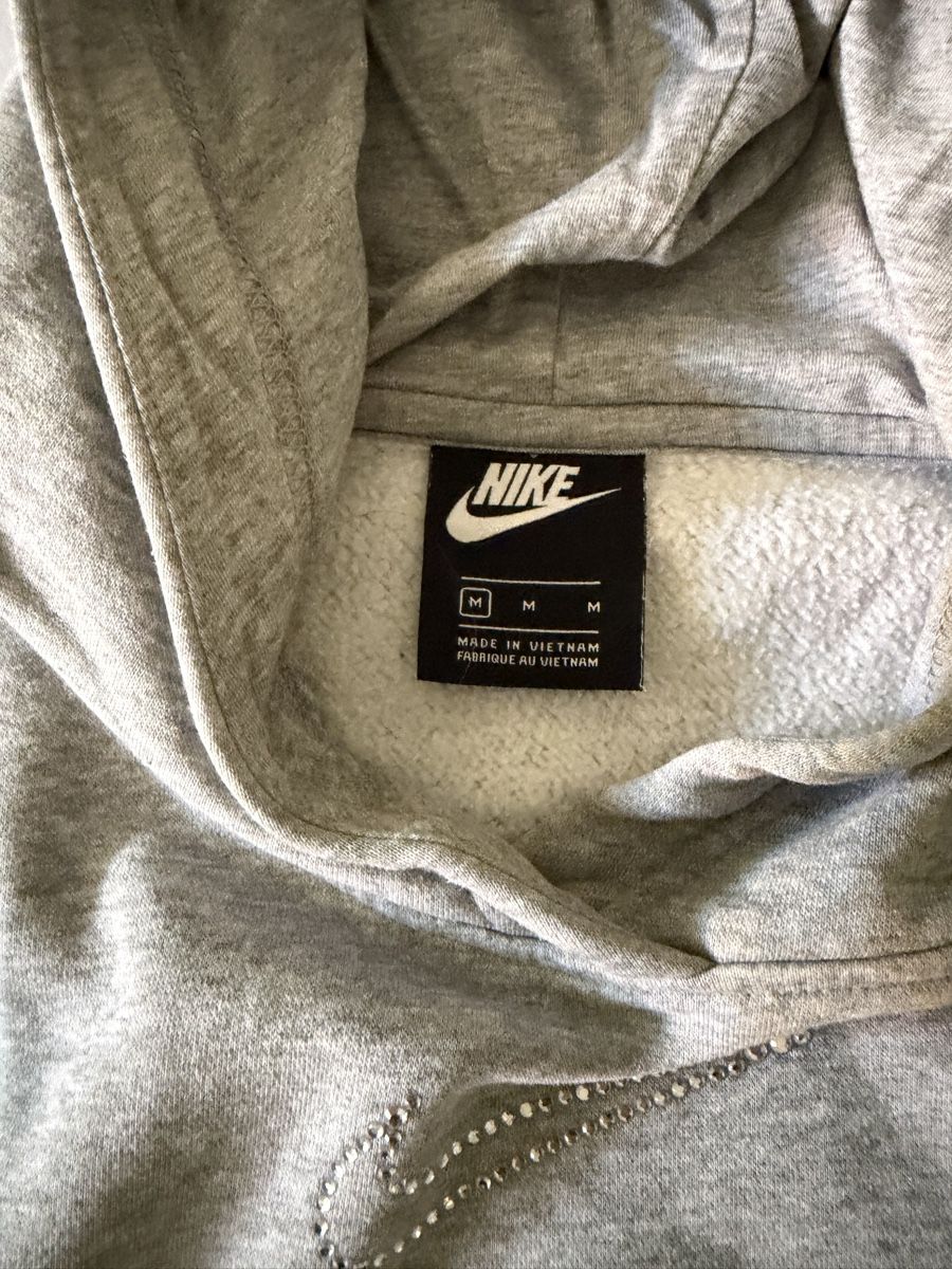 Nike Pullover & Sweatshirts: Nike Kapuzenpullover grau mit Strass Grösse M gebraucht – Gebraucht aus Schliern b. Köniz von kabe69 2