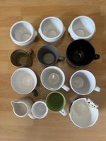 Diverse Tassen und Suppenschüsseln