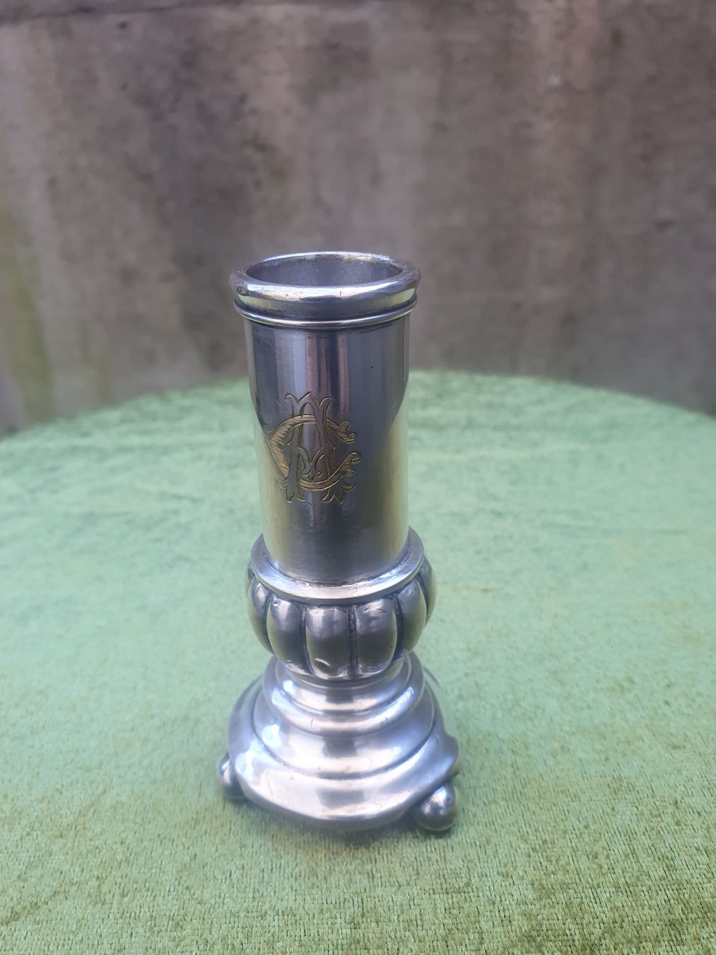 Portacandele: Edler, antiker Kerzenständer aus Metall mit Monogramm – Usato da Reinach venduto da 3Guggerli