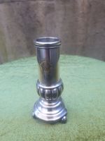 Edler, antiker Kerzenständer aus Metall mit Monogramm