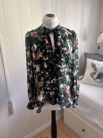 Bluse dunkelgrün floral mit Schleife & Rüschen (Gr. S)