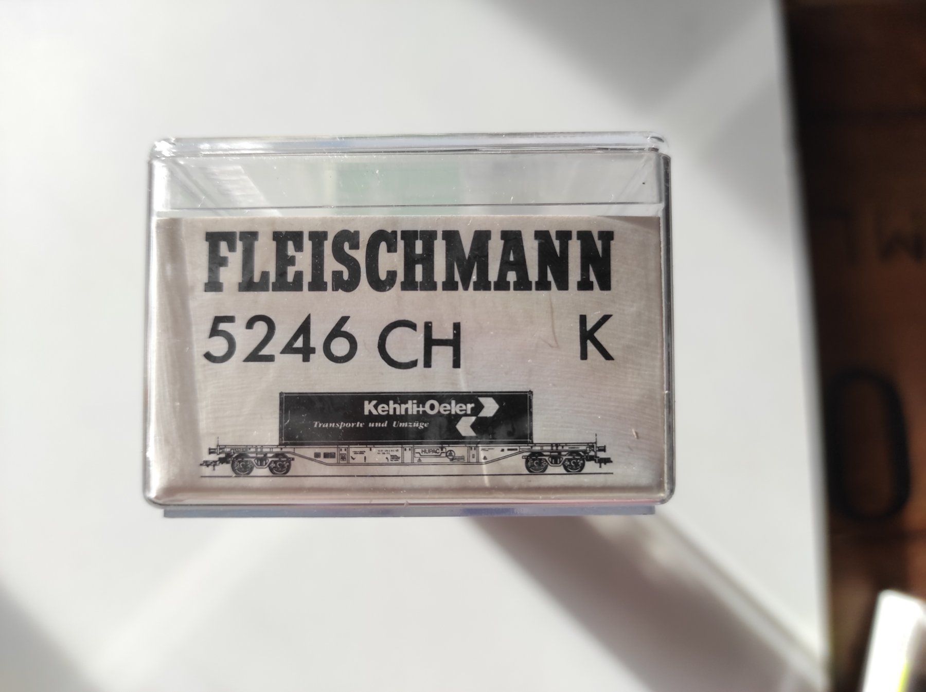 Fleischmann Modellini di ferrovie: Containertragwagen "Kehrli+Oeler" der SBB von Fleischmann H0 – Nuovo e nell'imballaggio originale da La Chaux-de-Fonds venduto da Hobbymodell 2