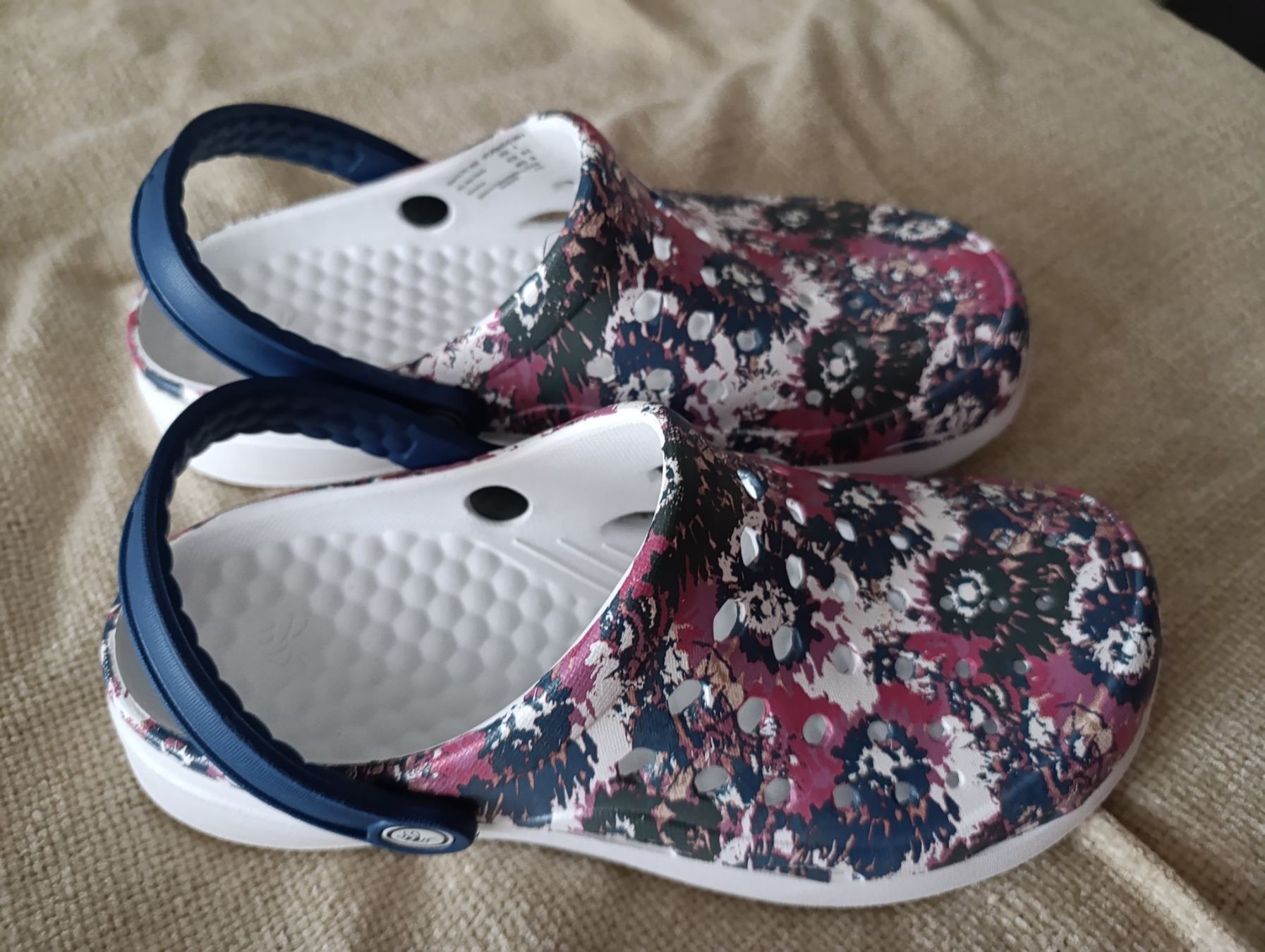 Scarpe da donna: Chaussures genre Crocs – Nuovo e nell'imballaggio originale da St-Cergue venduto da Neviana 1