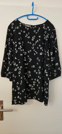 Bluse/Tunika in Schwarz mit weissem Leomuster Gr. 46