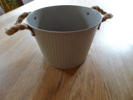 Hübscher Blumenübertopf aus Metall - 250420