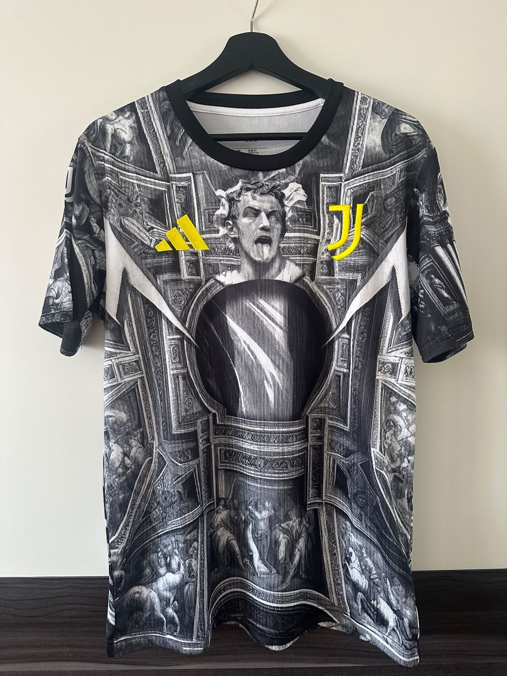 Adidas Maillots de corps & Pantalons: Juventus Adp Prematch Jersey 2025/26 - Size M – Neuf (Voir description) à Clarens par luc_pz7b