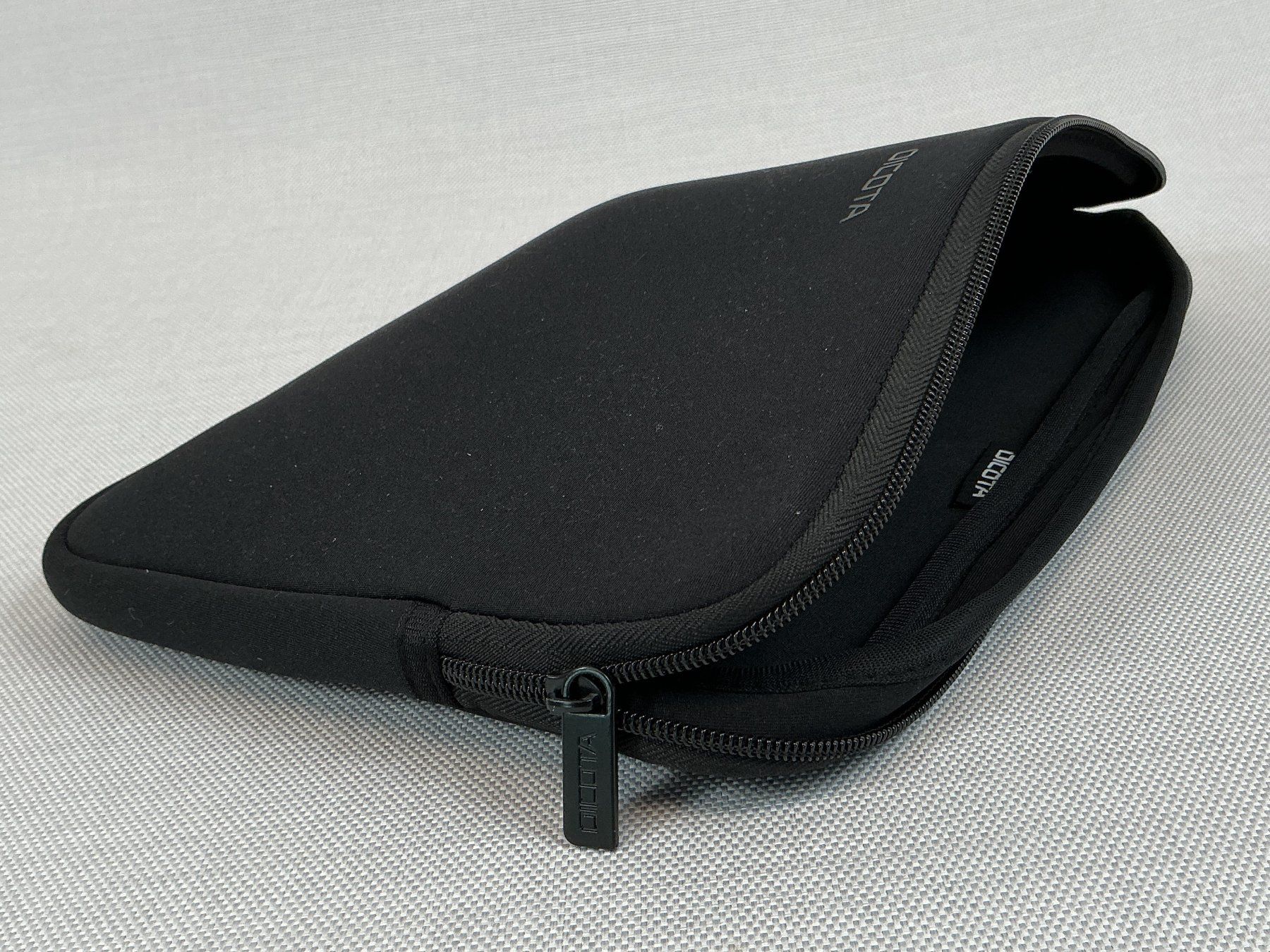 Covers & Borse: DICOTA elastische Neopren - Notebook - Hülle – Nuovo (secondo la descrizione) da Richterswil venduto da Restwert_Richterswil 2