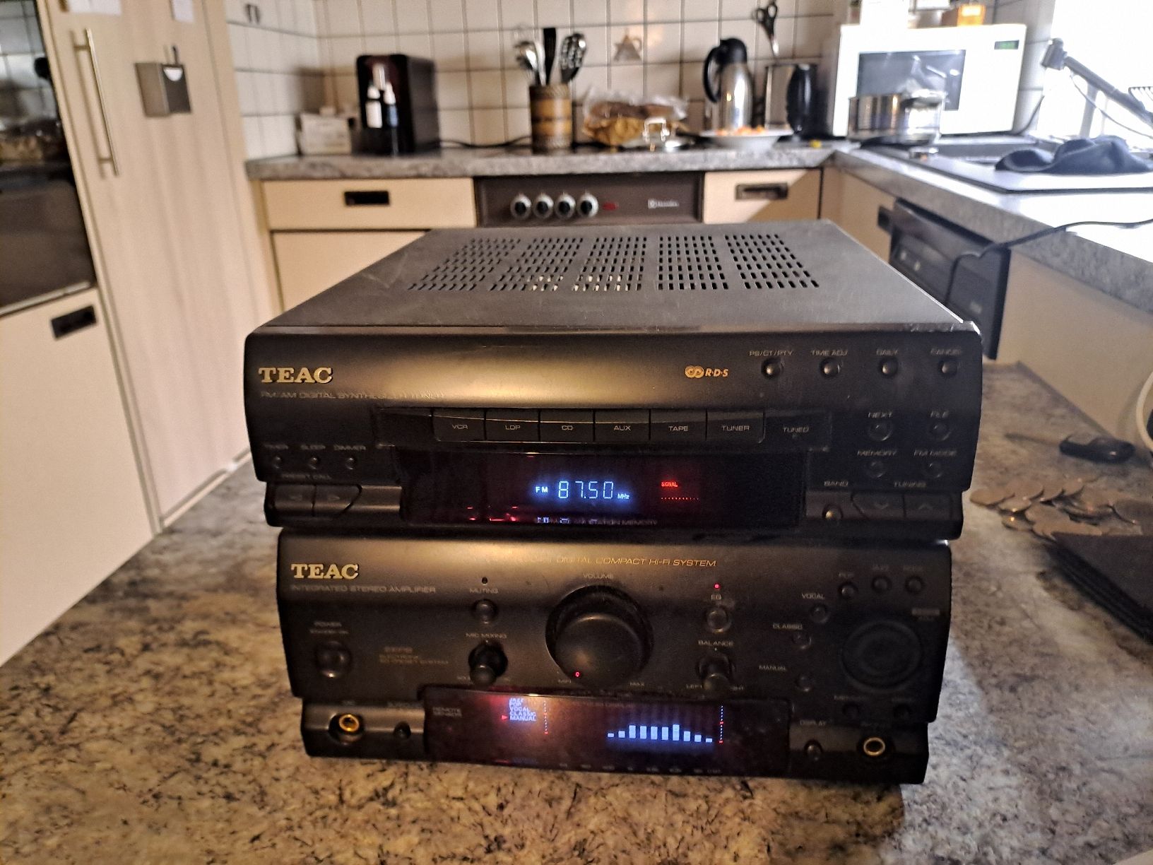 Teac Amplificateurs: TEAC Integrated Stereo Amplifier EEPS / Tuner – D'occasion à Uetendorf par Essiggurken
