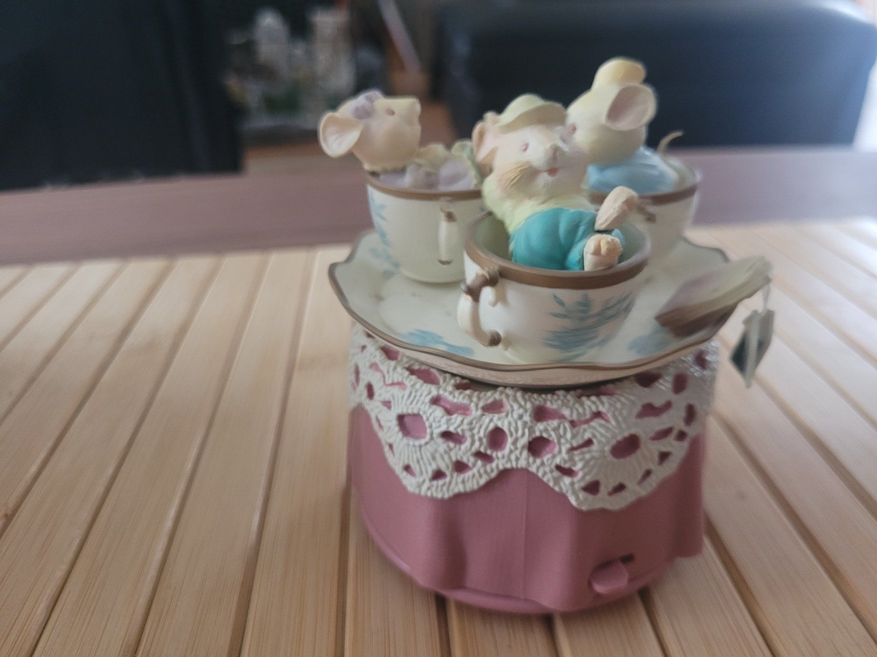 Guinzagli & Collari: Enesco Spieluhr "It's A Par-Tea!" Mini Action Musical – Nuovo (secondo la descrizione) da Nürensdorf venduto da spartacus64