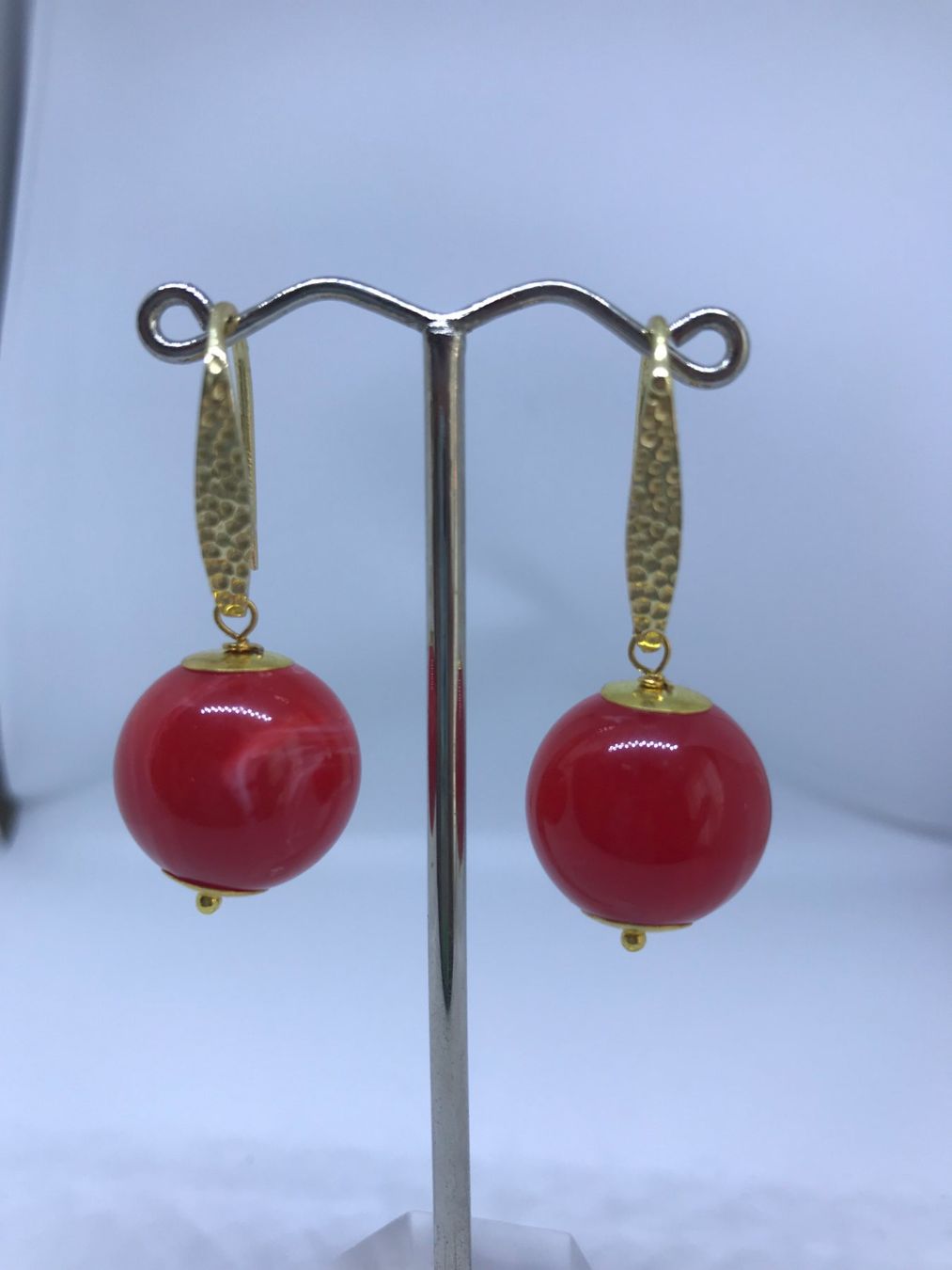 Boucles d'oreille: Messing-stift-Ohrhänger mit rot-oranger Plastikkugel – D'occasion à Muttenz par einfach-schoen