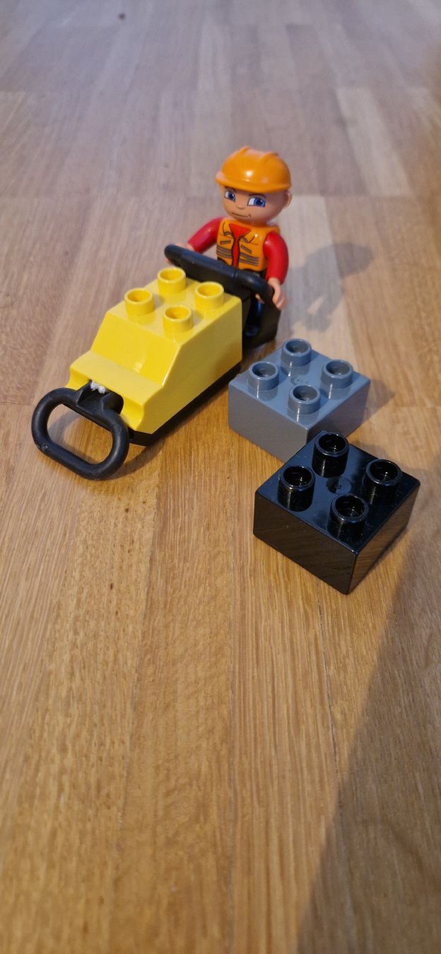 Lego Kit di costruzioni: Lego Duplo Bauarbeiter mit Vibroplatte 4661 – Usato da Riehen venduto da Aconitum