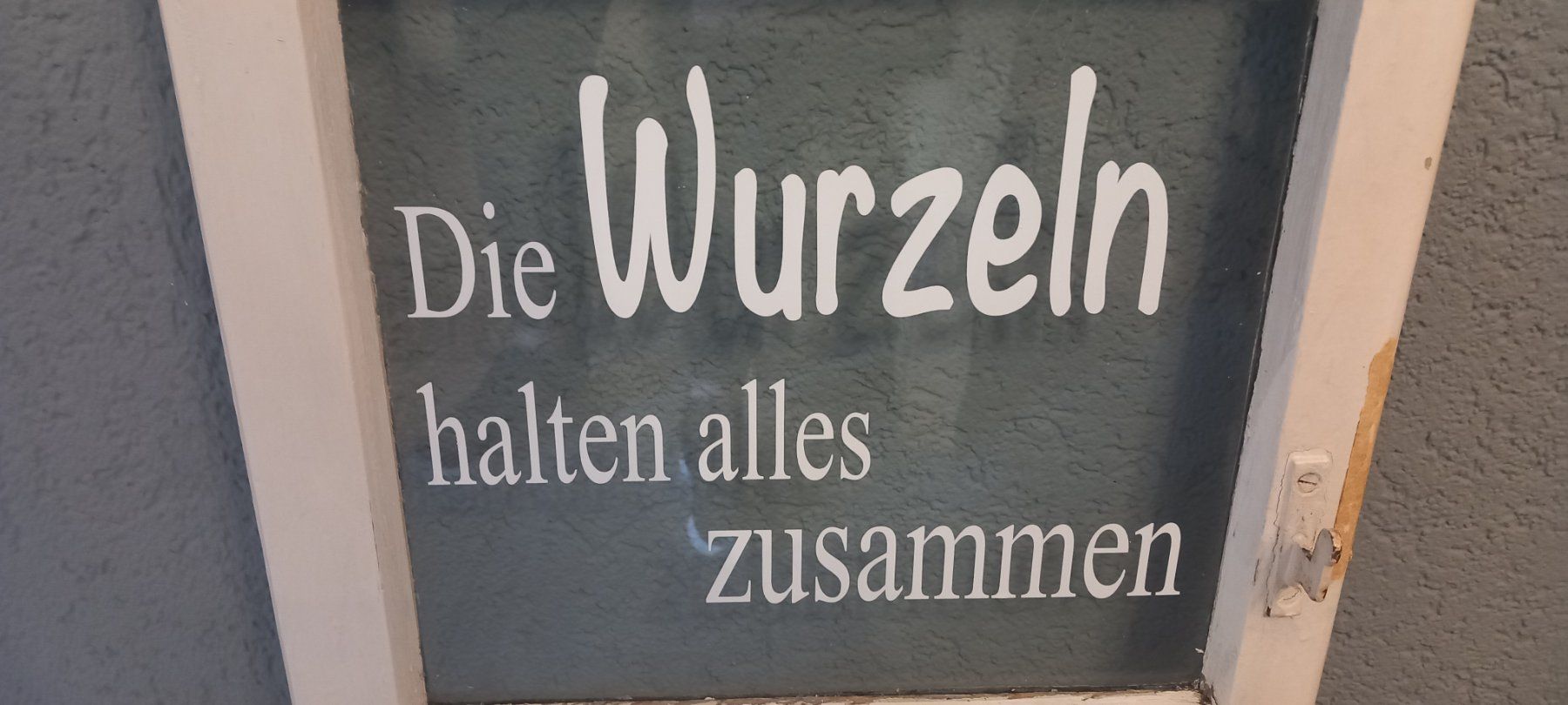 Tutte le decorazioni: Altes Fenster schön dekoriert – Usato da Buttwil venduto da K_und_K 2