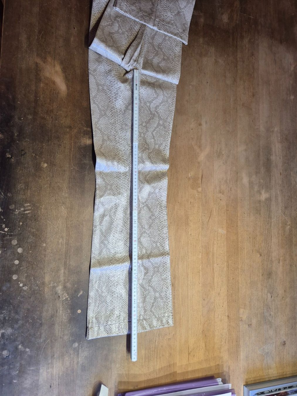 Hosen: Beige Hose mit Schlangenprint in Gr. 40 – Gebraucht aus Wettingen von halloween01