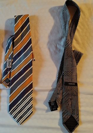 1 cravatta Dolce&Gabbana e 1 Versace in buono stato.