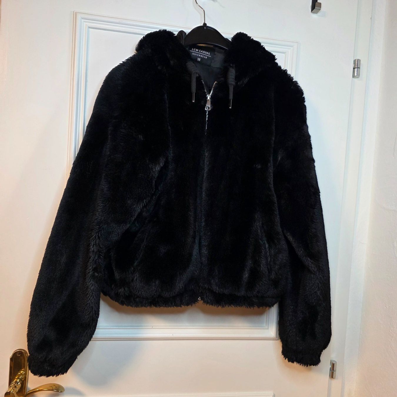 Giacche: Schwarze Teddy Jacke mit Kapuze Gr. 38 – Usato da Wald ZH venduto da CapLux 4