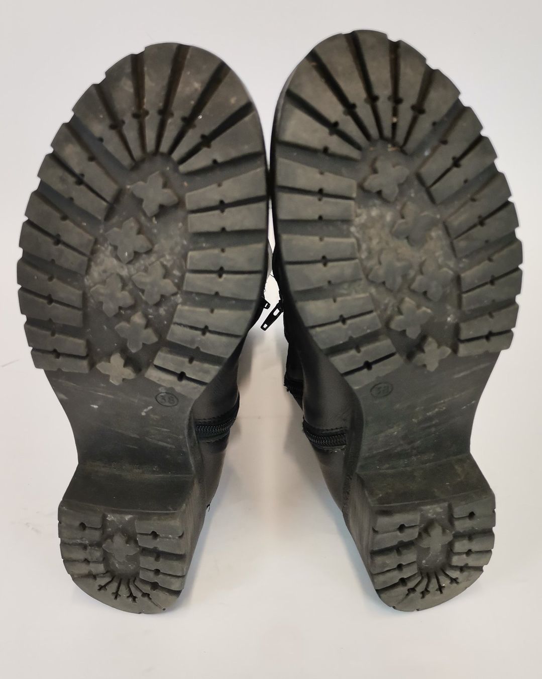 Scarpe da donna: PASITO Stiefel schwarz  Gr. 38 – Usato da Schaffhausen venduto da Restwert_SH 8