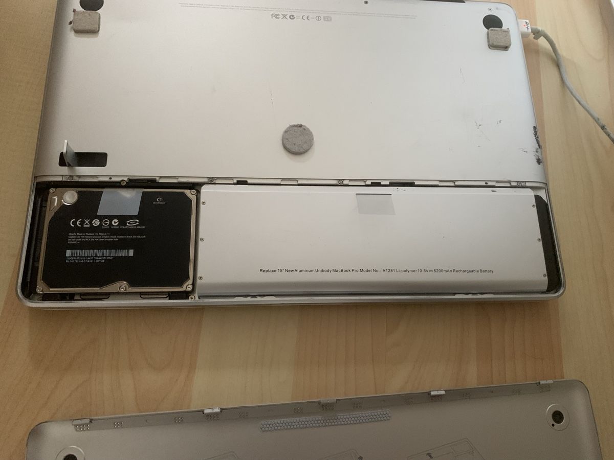 Apple Notebooks: Uraltes MacBook Pro 15‘‘ – Defekt aus Wettingen von hoefner 4