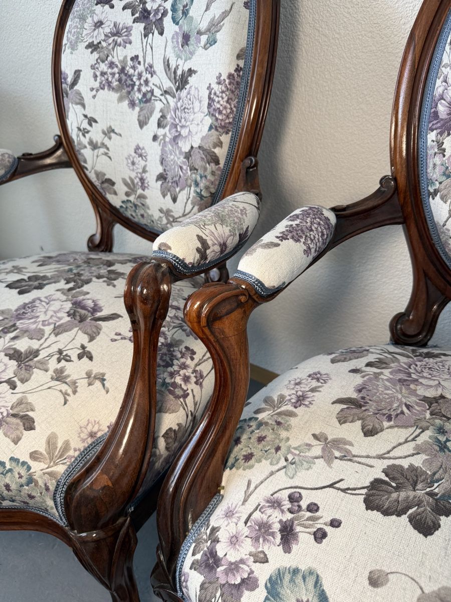 Poltrone: 2 antike Sessel mit Blumenmuster ab 1.- – Usato da Nidau venduto da Nintschgu 2