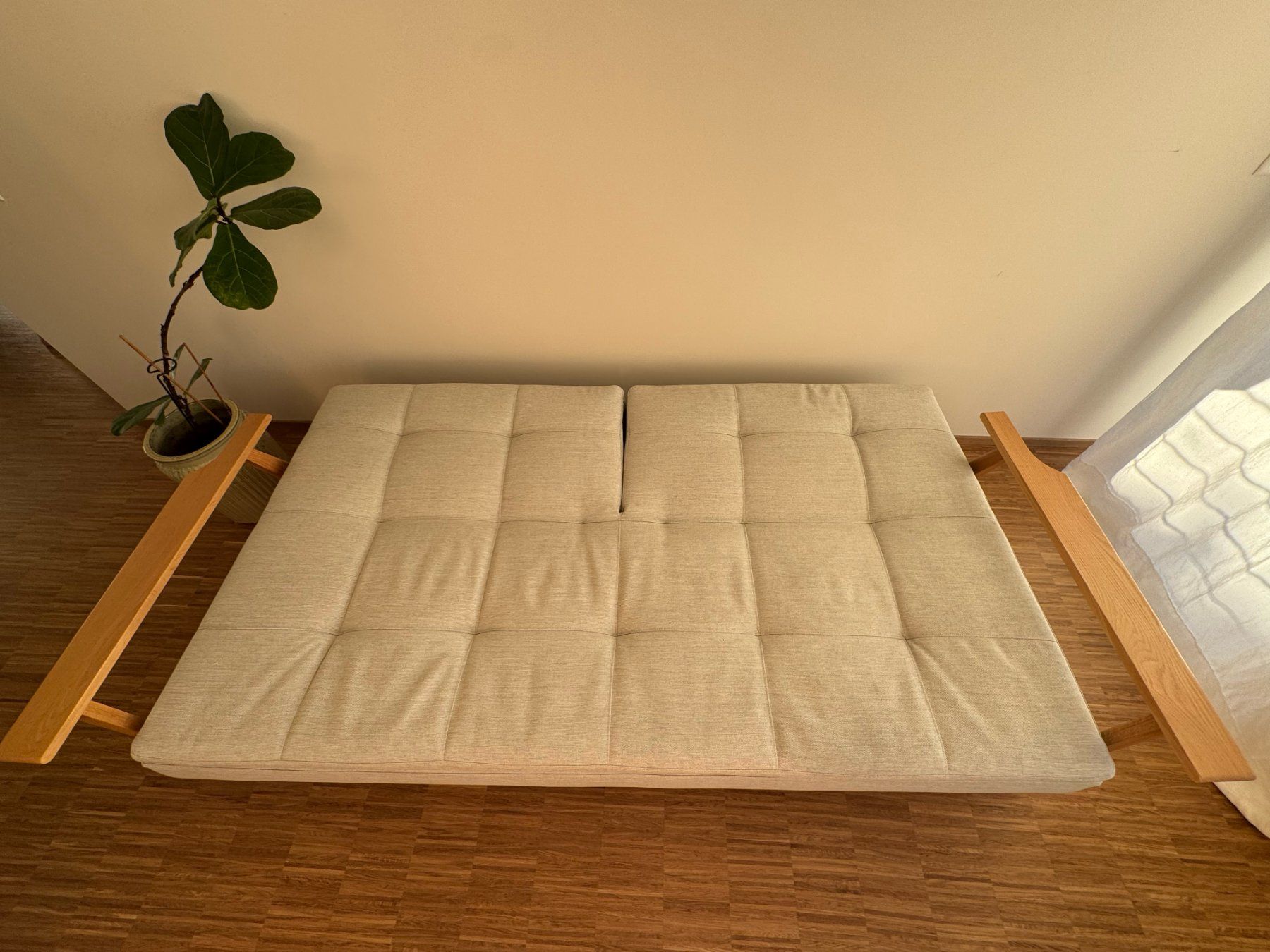 Divani: Bettsofa hellbeige mit Holzarmlehnen gebraucht Zustand – Usato da Meilen venduto da mauriceweber 3