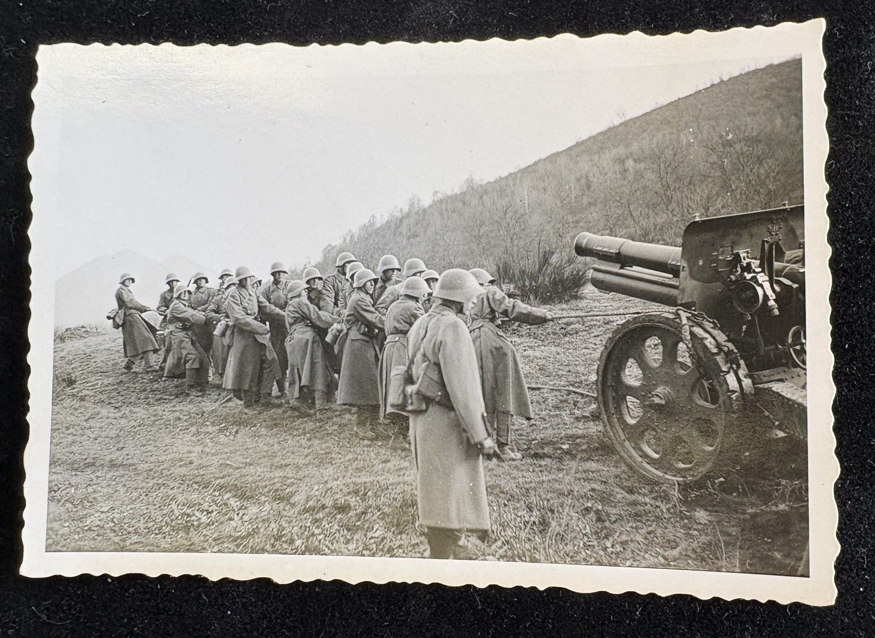 Foto & Immagini: SCHWEIZER ARMEE SDT. IM FELDE BEIM ZIEHEN EINER KANONE – Usato da Ostermundigen venduto da wini63