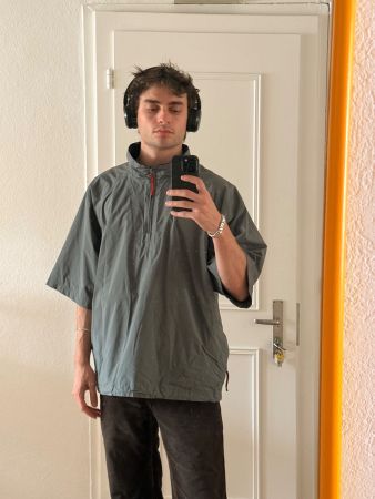 Kurzärmelige Regenjacke in dunkelgrün