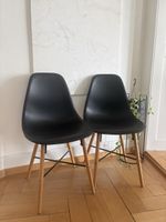 2 Stühle schwarz Holzbeine Kunststoff guter Zusta