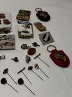 Konvolut Pins & Schlüsselanhänger: Auto & co.