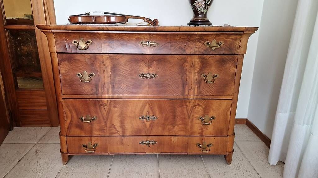 Cassettiere: Commode ancienne style Louis-Philippe / Biedermeier en noyer – Usato da Grimisuat venduto da cde_j5hh